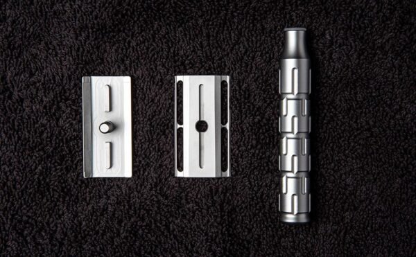 The Goodfellas' Smile Syntesi Safety Razor – Stainless Steel Three-Piece on towel disassembled