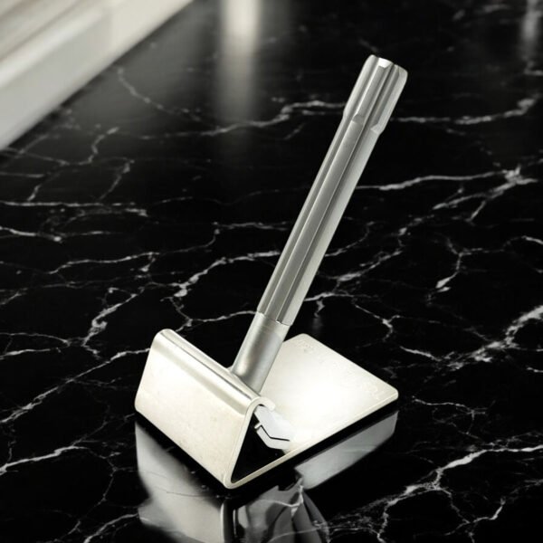 Parker SoloEdge safety razor displayed on razor stand 1RZRSTDGFS