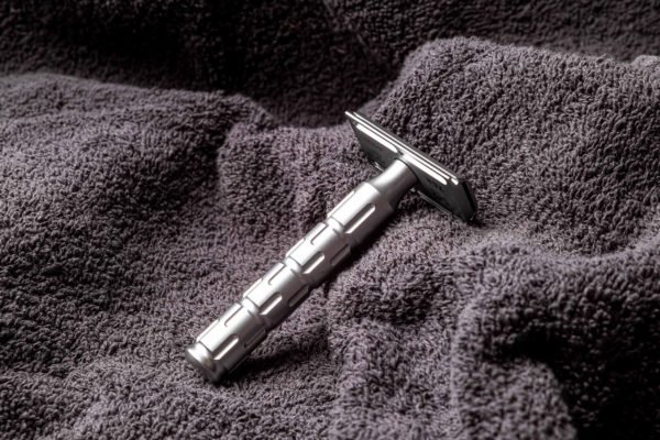 The Goodfellas' Smile Syntesi Safety Razor – Stainless Steel Three-Piece on towel