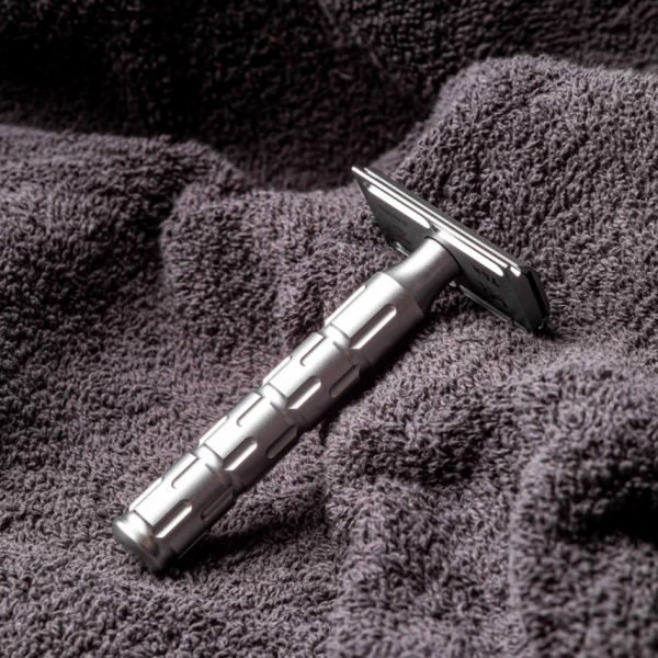 The Goodfellas' Smile Syntesi Safety Razor – Stainless Steel Three-Piece on towel