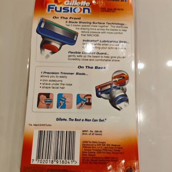 Gillette Fusion 5 razor travel pack with red bag and 2 cartridges back open box