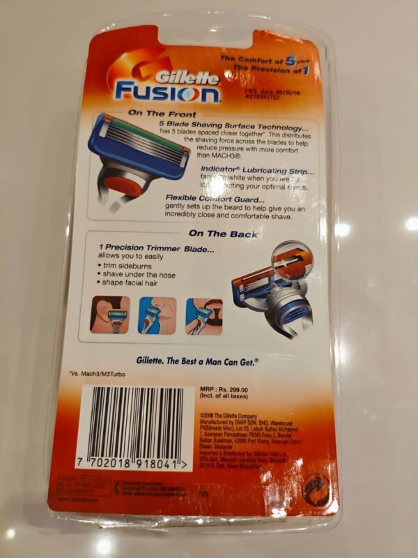 Gillette Fusion 5 razor travel pack with red bag and 2 cartridges back open box