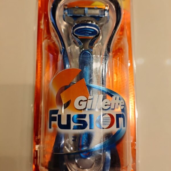 Gillette Fusion 5 razor travel pack with red bag and 2 cartridges open box