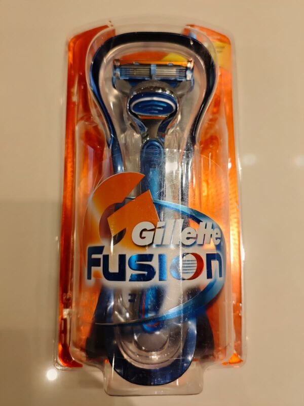 Gillette Fusion 5 razor travel pack with red bag and 2 cartridges open box