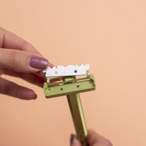 Close view of the NATU pivoting razor head