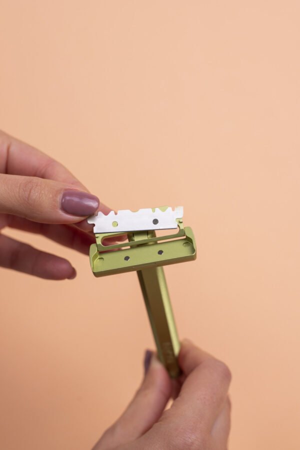 Close view of the NATU pivoting razor head
