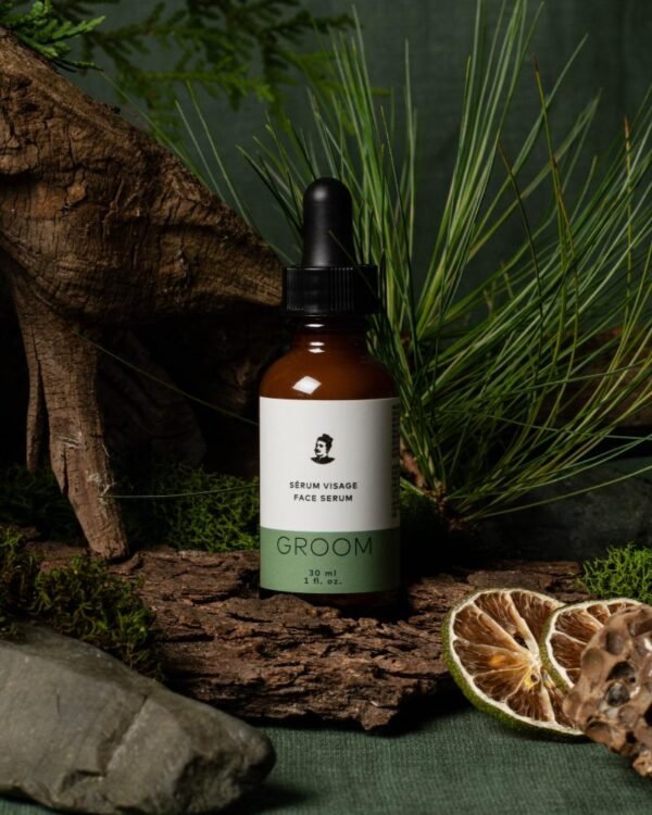 GROOM Face Serum 30 ml shown with pine and dried reishi